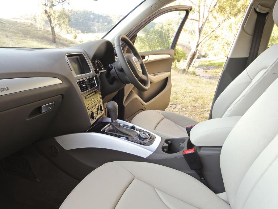 Интерьер Audi Q5 3.0 TDI Quattro (8R) 2008 года  (AU) (фото 4 из 14)